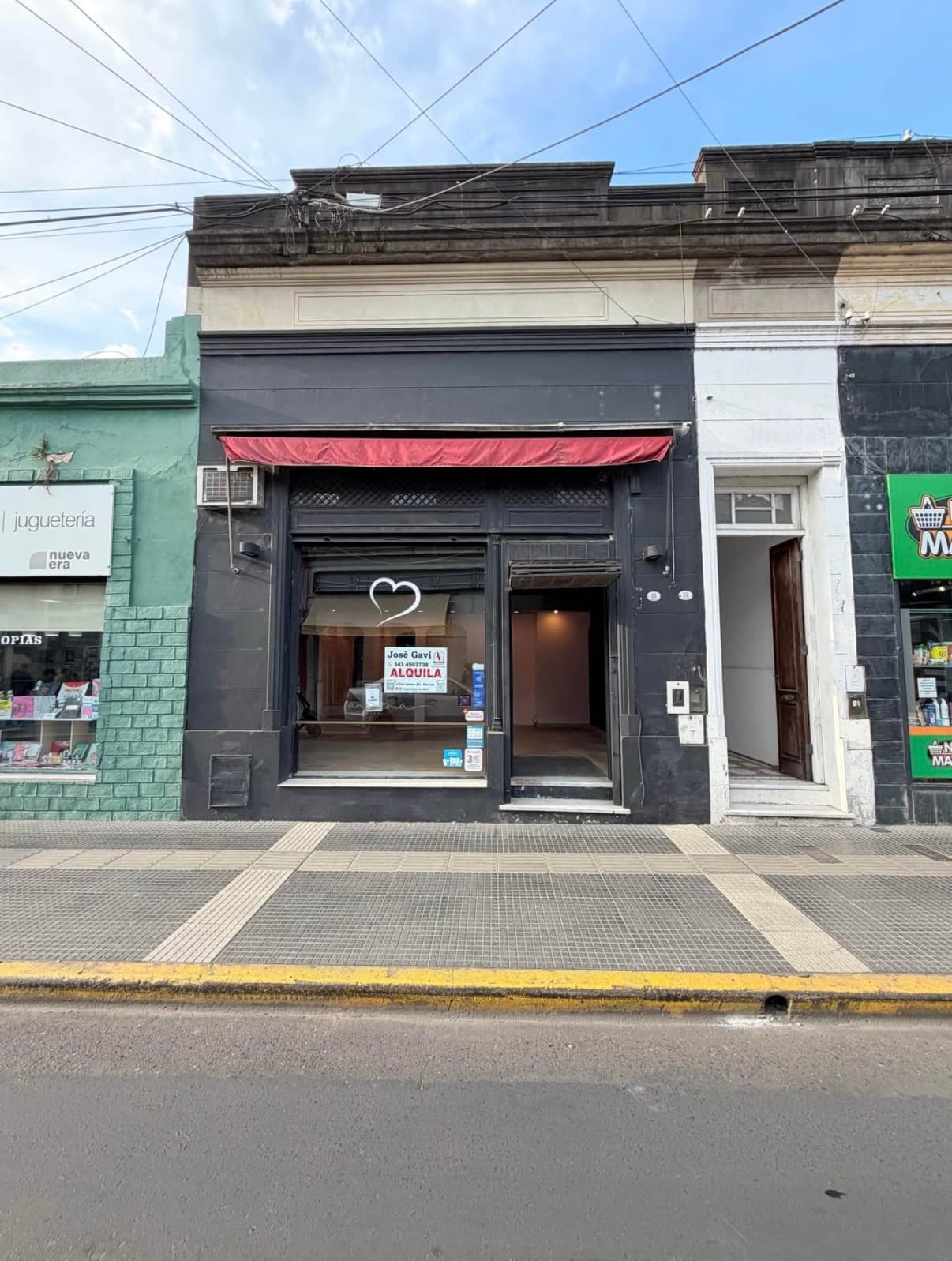 Local comercial sobre semipeatonal